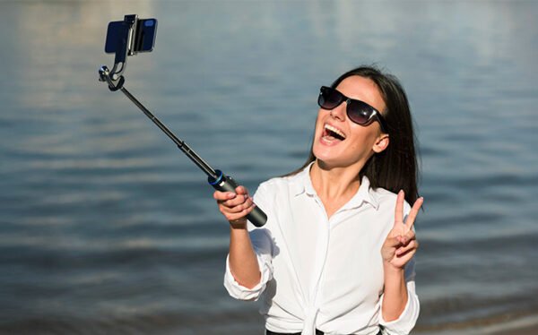 Brazo para selfies 3-en-1 con trípode integrado.